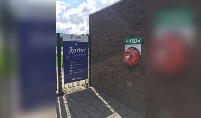 <p>Een AED bij het sportcomplex van Korbis.</p>