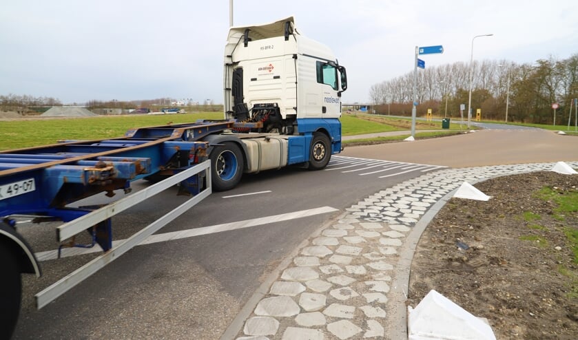 <p>De schrikblokken zijn verkeerd geplaatst: met de hoge kant richting de weg.</p>