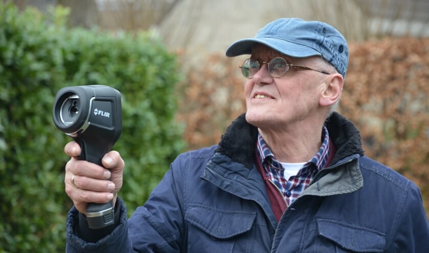 <p>Doede Bakker voert als vrijwilliger warmtescans uit in Moordrecht, dit gaat het best bij koud en bewolkt weer.</p>