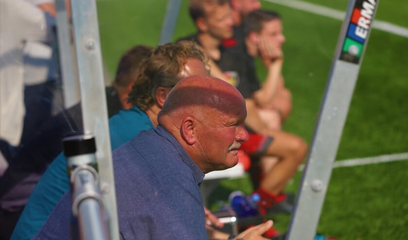 <p>Trainer René van Beek moet nog even geduld hebben voor hij met Groeneweg aan het zaterdagvoetbal kan beginnen.</p>