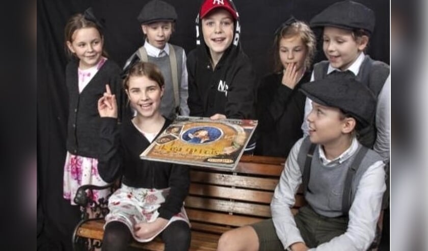 <p>De drie Esthers, drie Pieters en Johan die de theatervoorstelling ‘Ik ga op reis, Pieter!’ vanaf de planken de huiskamers in spelen.</p>
