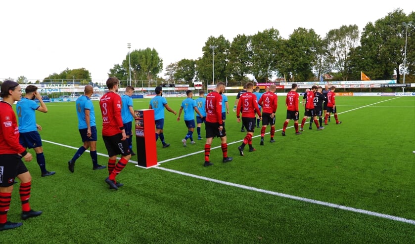 <p>Nieuwerkerk komt aan het begin van dit seizoen het veld op voor de competitiewedstrijd tegen DFC (2-0). </p>