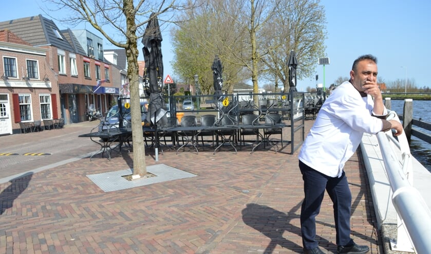 <p>Apo Yilmaz, met op de achtergrond de lege terrassen aan de Nesse.</p>