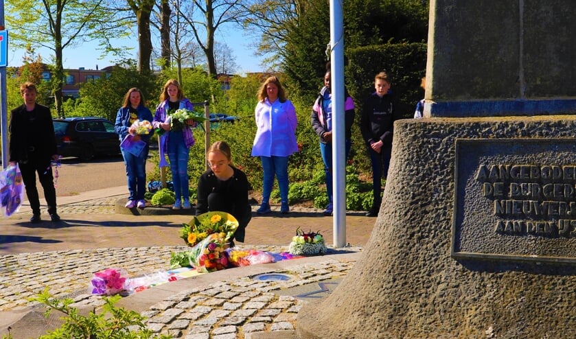 <p>Leerlingen schreven zelf gedichten en maakten bloemenkransen en tekeningen.</p>