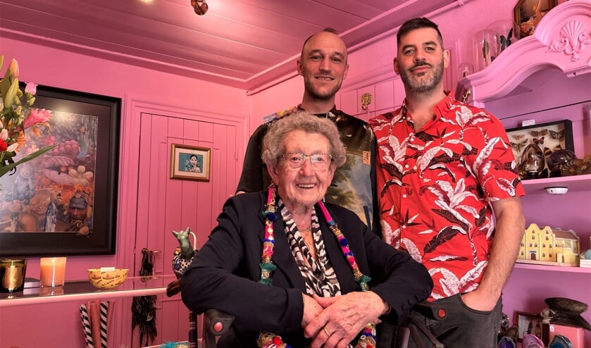 <p>Ron Eikenhout en Jan-Pieter van IJzendoorn kregen twee jaar geleden een warm welkom van mevrouw Boon. </p>