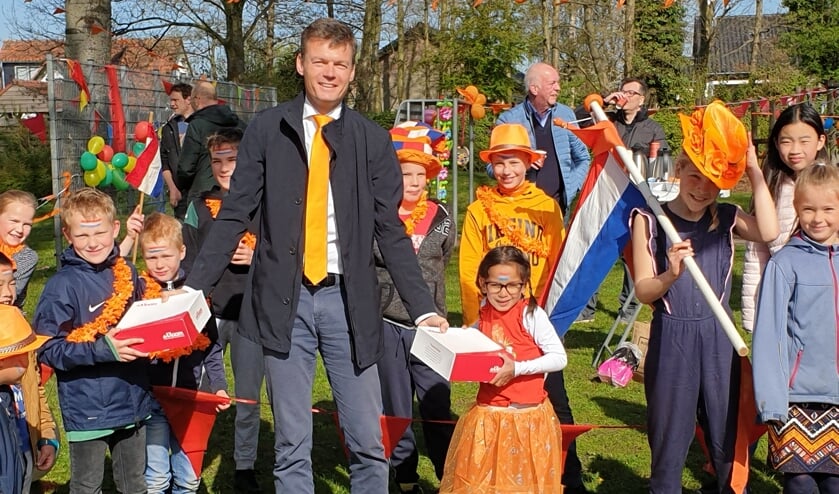 <p>De burgemeester schonk maar liefst twee taarten aan de bewoners van het Machtelderf. (foto: Judith van der Eijk) </p>