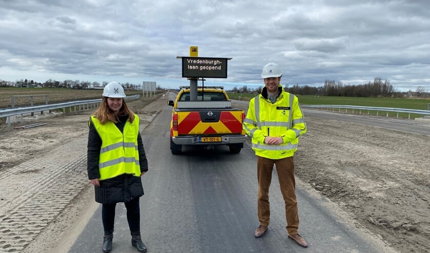 <p>Wethouder Schippers en gedeputeerde Vermeulen bij de opening van de Vredenburghlaan op woensdag 21 april. </p>