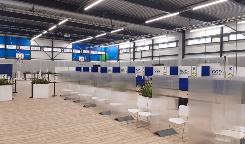 <p>De vaccinatiehal in Gouda legde het Streekarchief Midden-Holland al vast. Welkom zijn bijvoorbeeld nog foto's die de afstandsregel illustreren.</p>