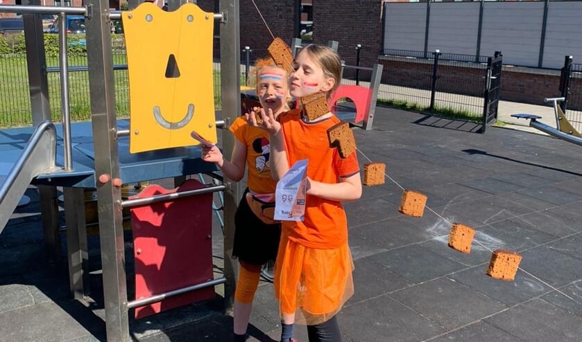 Op een van de locaties van het parcours was het koekhappen geblazen. (foto: Esther Gieskens)
