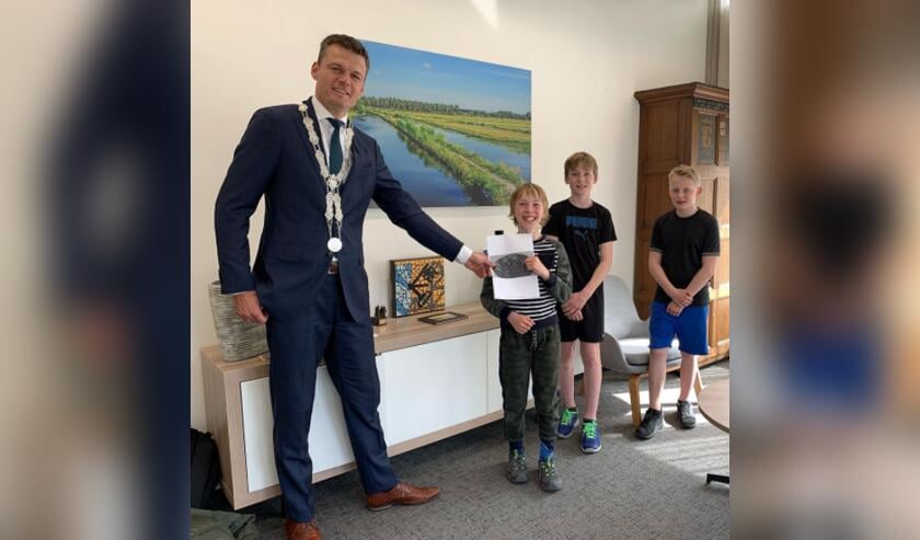 Drie jongens gingen langs bij de burgemeester met hun plan.