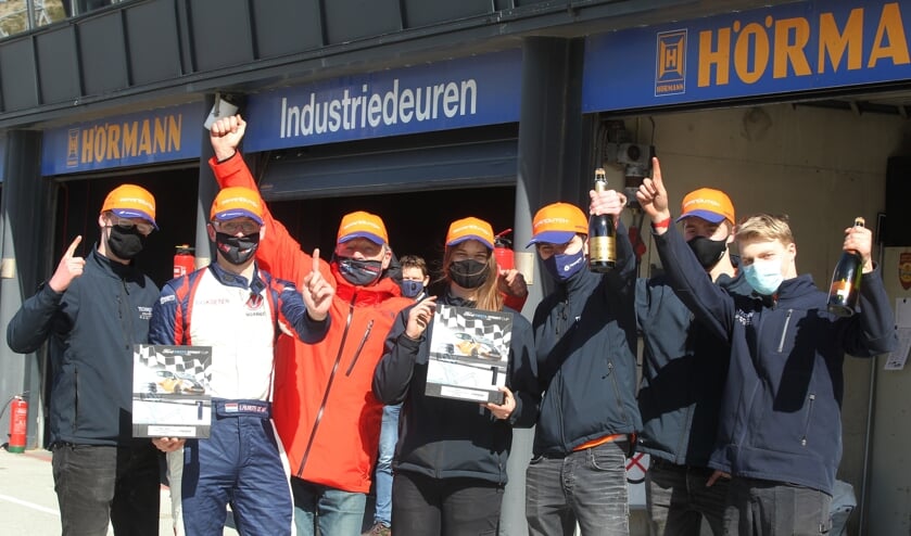 <p>Laurens de Wit (tweede van links) met zijn team bestaande uit studenten.</p>