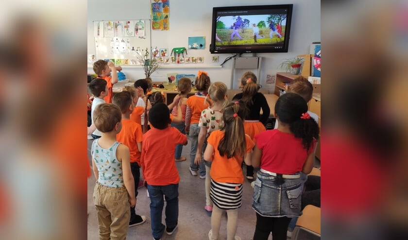 <p>Leerlingen van 't Reigerbos volgen de verrichtingen van Kinderen voor Kinderen en zingen en dansen mee.</p>