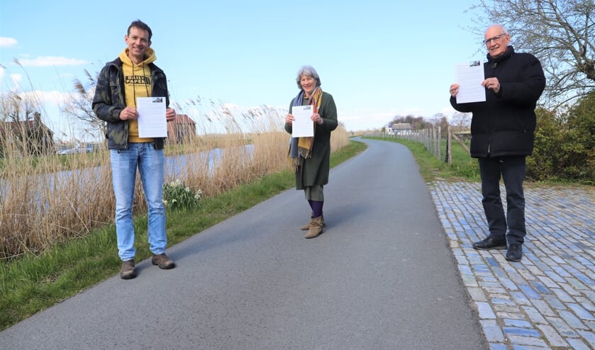 <p>"Zolang de plannen nog niet helemaal van tafel zijn, blijven wij ongerust", zeggen Micke en De Vries (links).</p>
