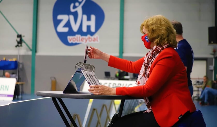 <p>Teller Carla Perdijk komt in het coronatijdperk volop in beeld, zodat het thuispubliek het scoreverloop kan zien.</p>