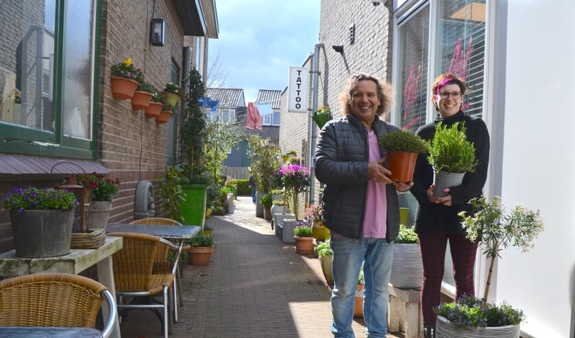 <p>De Pennesteeg en zijn 'bewoners' zijn te zien in De Grote Tuinverbouwing op 17 april op SBS6.</p>