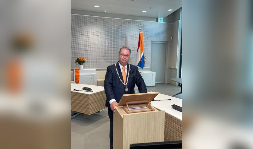<p>Han Weber feliciteert de gedecoreerden; koning en koningin kijken over zijn schouder mee.</p>