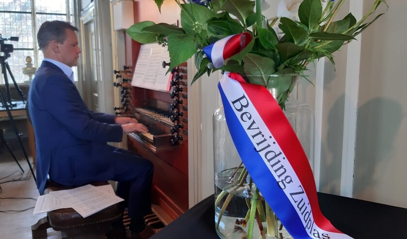 <p>Andre van Vliet op orgel tijdens het Bevrijdingsconcert vanuit de Moordrechtse Dorpskerk.</p>