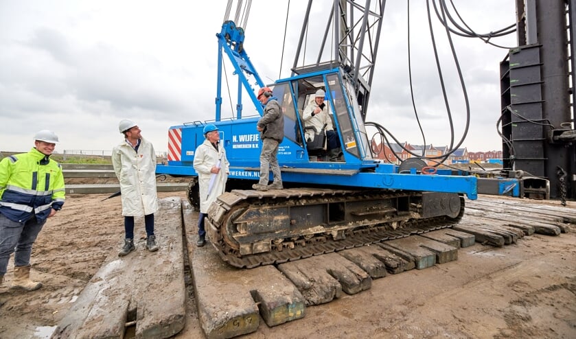 <p>De eerste heipaal werd door wethouder Jan Hordijk de grond in geslagen. (foto: Frank Penders)</p>