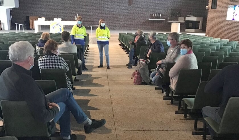Wachten in de Ontmoetingskerk na vaccinatie onder toeziend oog van EHBO-vrijwilligers Janneke Dubbelaar (links) en Tessa van Wijk.