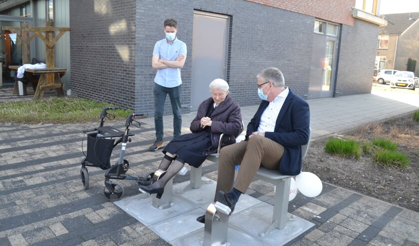 <p>Jochem Klomp kijkt toe als een van de bewoners en Hans Klijnsmit van de Vrienden van Beth-San de apparaten in gebruik nemen.</p>