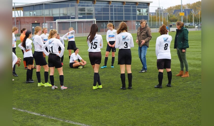 <p>Be Fair meisjes onder 17 jaar maken zich klaar voor een wedstrijd tegen de jongens van de club.</p>