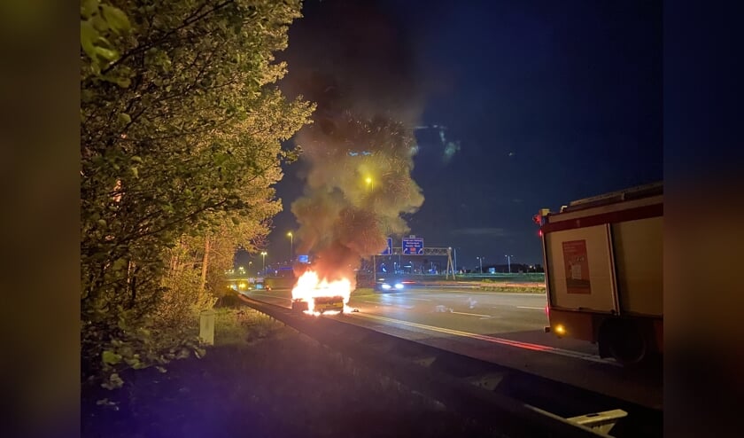 <p>De brandweer kon niet voorkomen dat de auto helemaal uitbrandde. (foto: AS Media)</p>