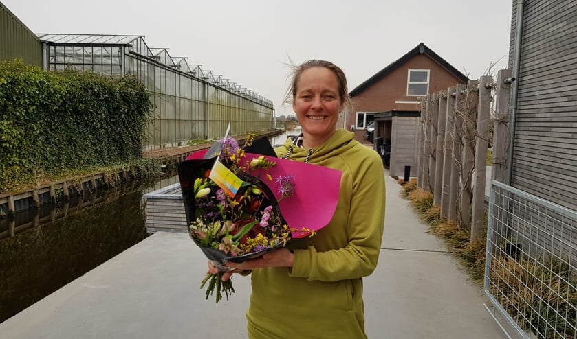 <p>Jolanda Zwijnenburg ontving een bloemetje van de wethouder op Internationale Vrouwendag.</p>