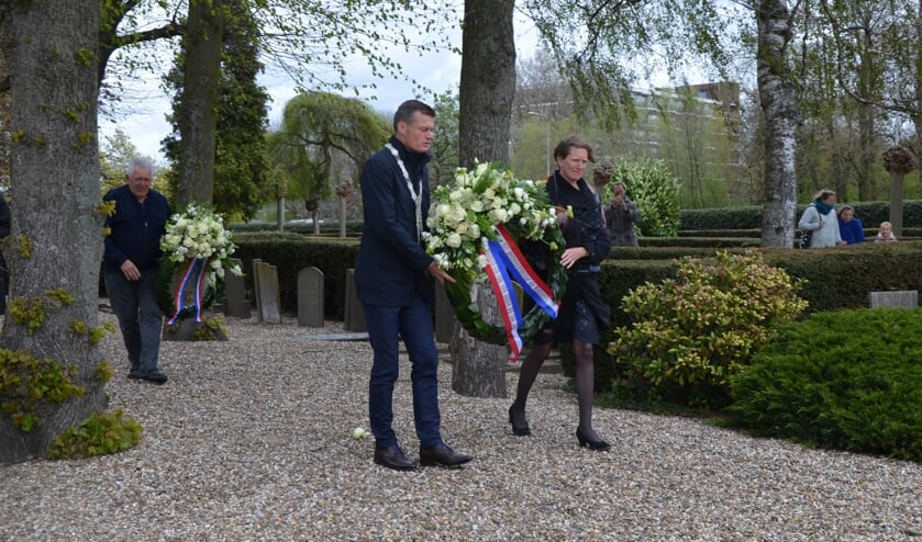 <p>Het burgemeestersechtpaar legde ook bij de oorlogsgraven op de oude begraafplaats een krans.</p>