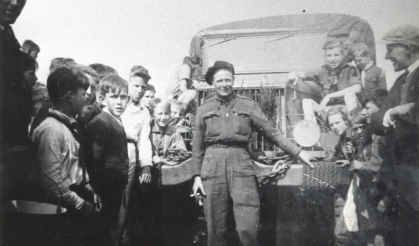 <p>De foto die vermoedelijk op 9 mei 1945 is gemaakt, toen Engelse bevrijders onder grote belangstelling op de rijksweg stonden. </p>