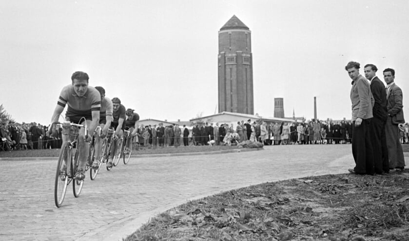 De Osse wielerronde raast op 15 mei 1949 onder grote belangstelling langs de Watertoren. Foto: Daan Scholte, collectie Stadsarchief Oss.