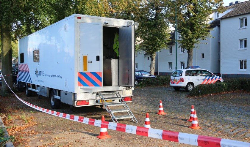 Politie is met groot materiaal aanwezig bij de woning in Cuijk. (foto's: SK-Media)