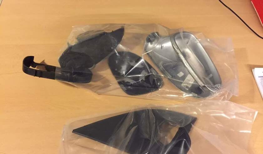 Spullen van de automobilist die doorreed na ongeval. (foto: Politie Boxmeer)