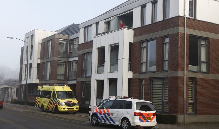 Hulpdiensten aanwezig bij appartementencomplex in Cuijk. (foto: SK-Media)