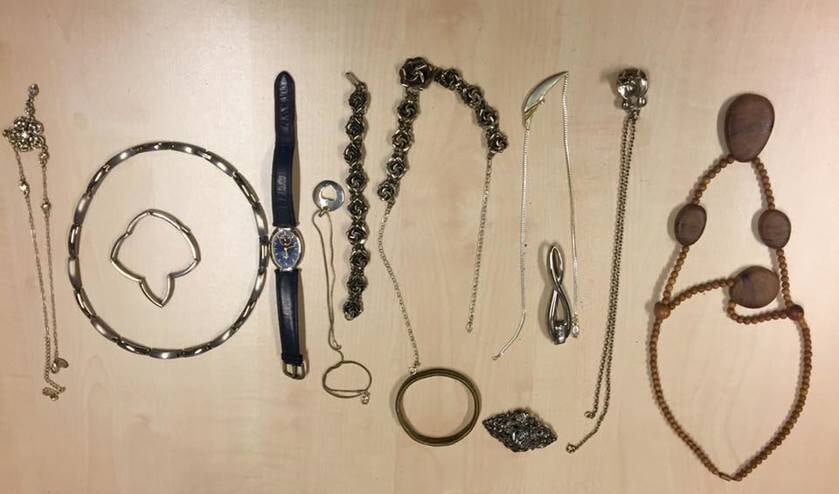 De gevonden sieraden.
