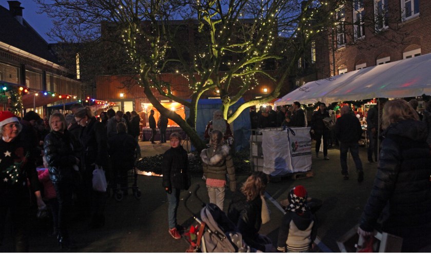 Kerstmarkt druk bezocht in Zijtaart (Foto's Peter Kuijpers)