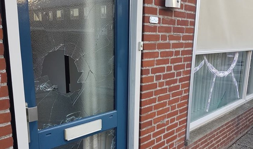Ruiten bij huis bejaarden in Boxmeer ingegooid. (foto: Politie Boxmeer)