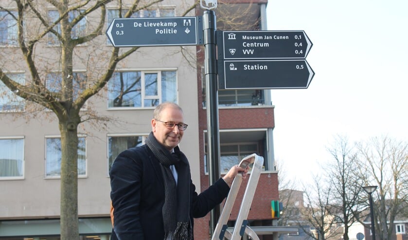 Wethouder Gé Wagemakers heeft vanmiddag officieel de nieuwe bewegwijzering onthuld voor het Osse centrum.