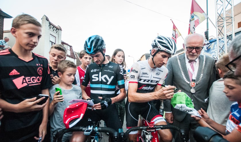 Wout Poels (links) en de latere winnaar Bouke Mollema nemen hun tijd voor de fans voorafgaand aan Daags na de Tour. (foto: Arjan Broekmans)
