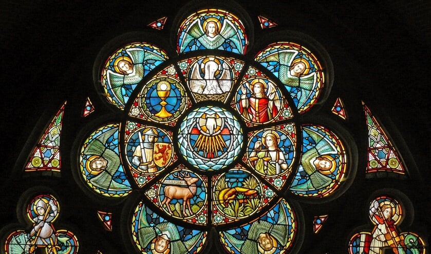Roosvenster: De hand van God met de zeven christelijke deugden (Foto: Henk van der Voort).