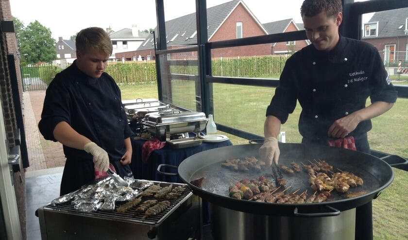 Mike Versantvoort (rechts) achter de barbecue.