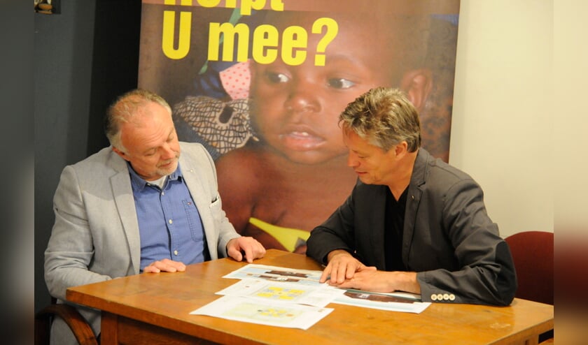 Rob Honings (Lionsclub Land van Cuijk en Noord Limburg) en Hans Baltussen (Passion for People) in overleg. (foto: Ingrid Driessen)