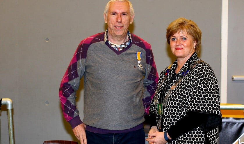 Adrie Noij werd zondag geridderd. Rechts: burgemeester Marleen Sijbers.
