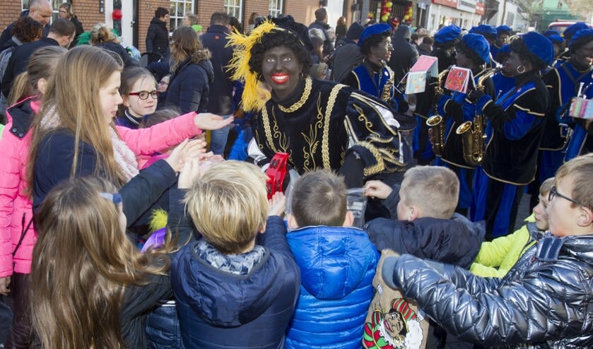 Voor de intocht in Veghel doet de schoorsteenpiet definitief zijn intrede, voorzien van roetvegen in zijn gezicht.