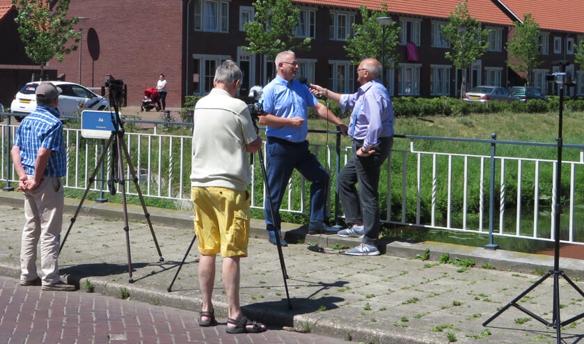 <p>Peter Kuijpers interviewt oud-wethouder Jan van Burgsteden voor een film over de Veghelse Oranjewijk.</p>