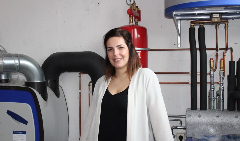 Janneke Verbruggen bij de energie-besparende installaties op haar zolder.