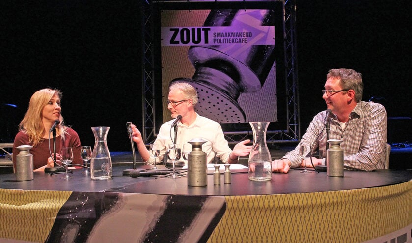 Lilian Marijnissen (links) en René Peters (rechts) in politiek café Zout.