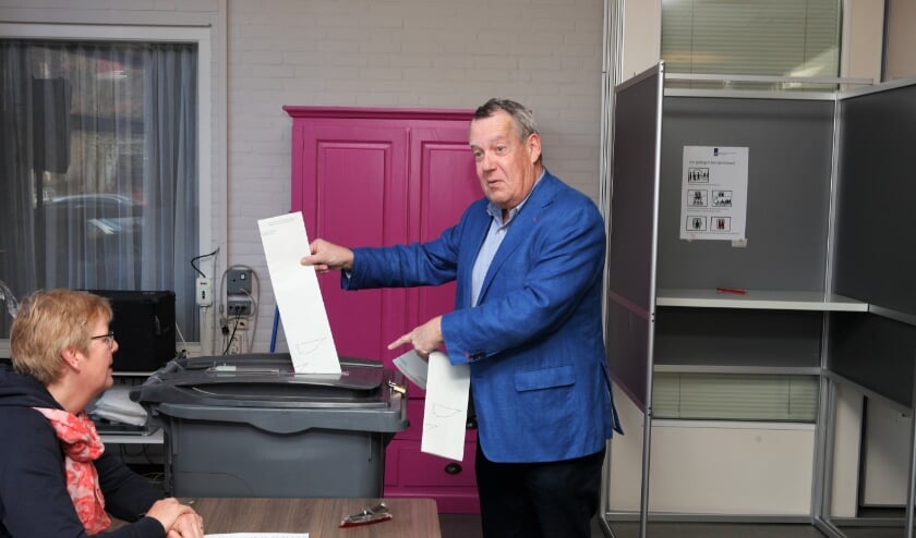 <p>Wethouder Harry van Rooijen stemt voor de Tweede Kamerverkiezingen in 2017.</p>