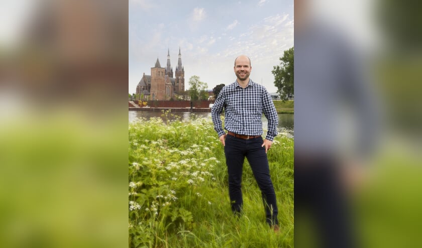 Martijn Schwillens aan de Maas, met 'zijn' Cuijk op de achtergrond. (foto: Diana Derks)