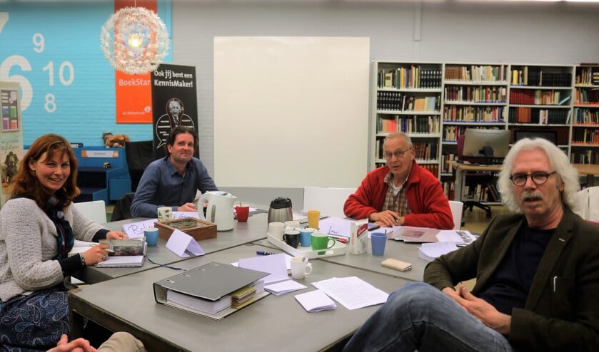 V.l.n.r.: Babs Jasper, Gino Streefland, Jaap van Geel en Wim Mulder. Niet op foto: voorzitter wijkraad Binnenstad Grave en Roland Eijbersen. (foto: Annelies Graafsma)