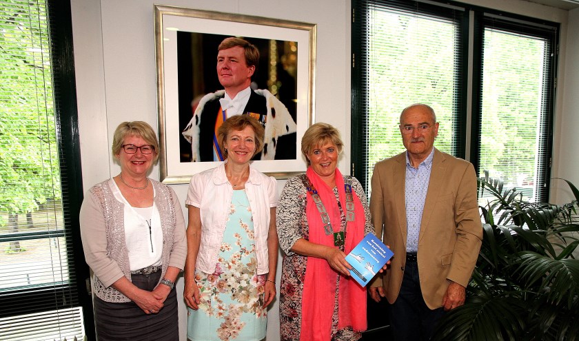 Overhandiging van het boek 'Herziening van het stelsel van ouderenzorg' door Henk Geene aan het college van B en W van Sint Anthonis. (foto: Tunnis.nl)